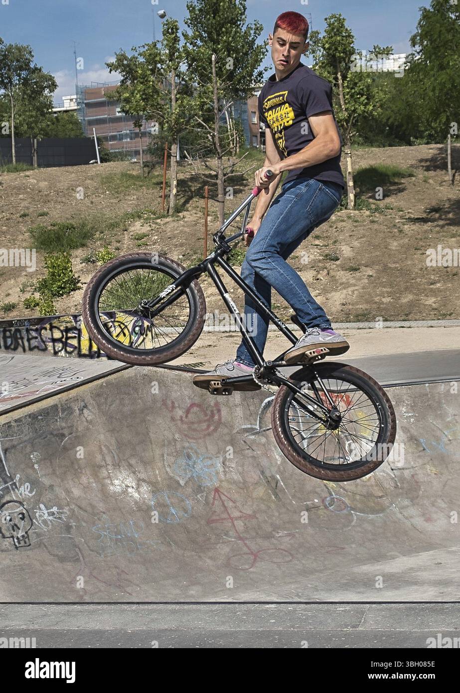 Particulièrement populaire auprès des jeunes, avec un vélo BMX dans le half pipe Banque D'Images