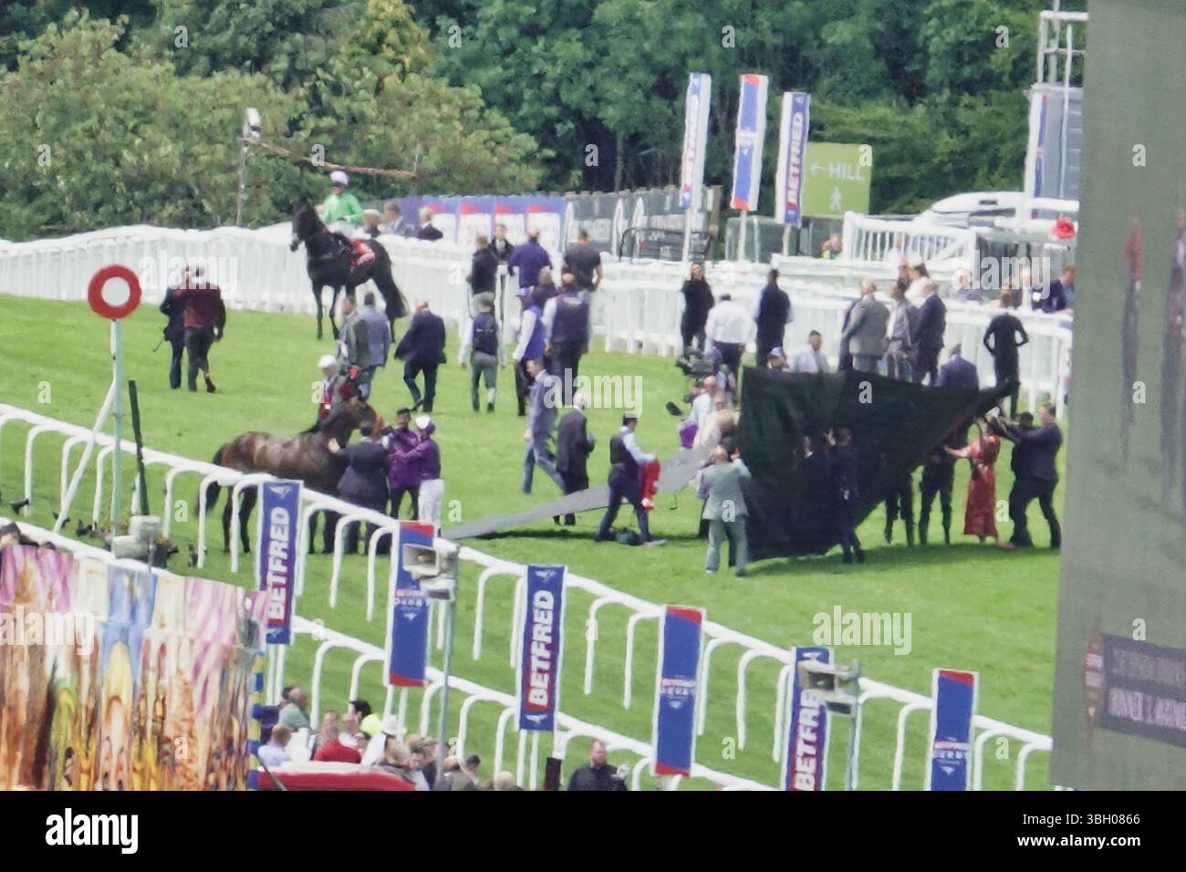 Epsom Downs Racecourse, Epsom, Surrey, Royaume-Uni. 6 juin 2025. NormanÕs Cay a malheureusement été blessé dans la deuxième course de la journée et les stewards ont rapidement entouré le cheval avec des planches sombres lors de Oaks (Ladies) Day au Betfred Derby Festival. Crédit : Motofoto/Alamy Live News Banque D'Images