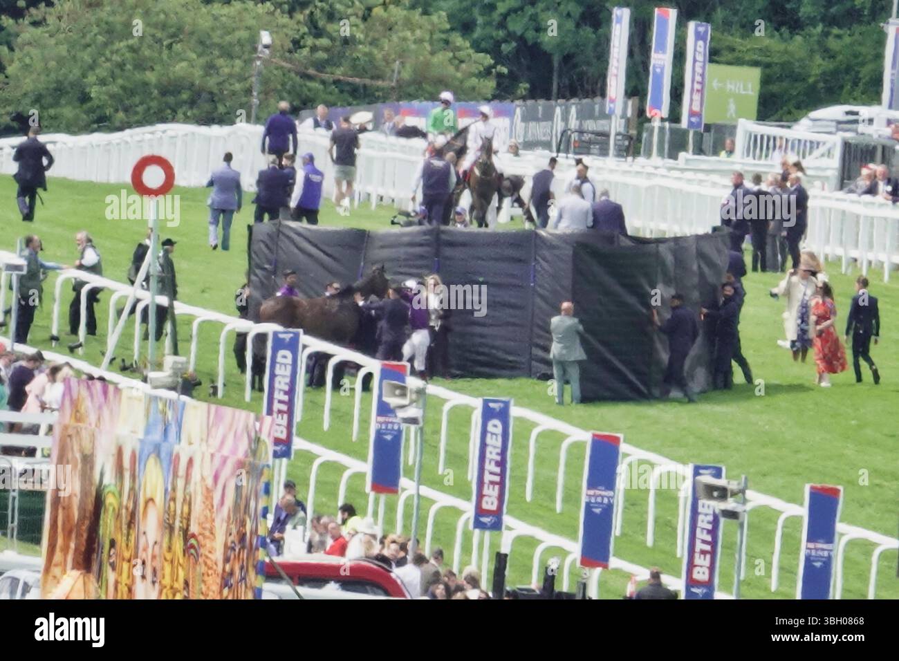 Epsom Downs Racecourse, Epsom, Surrey, Royaume-Uni. 6 juin 2025. NormanÕs Cay a malheureusement été blessé dans la deuxième course de la journée et les stewards ont rapidement entouré le cheval avec des planches sombres lors de Oaks (Ladies) Day au Betfred Derby Festival. Crédit : Motofoto/Alamy Live News Banque D'Images
