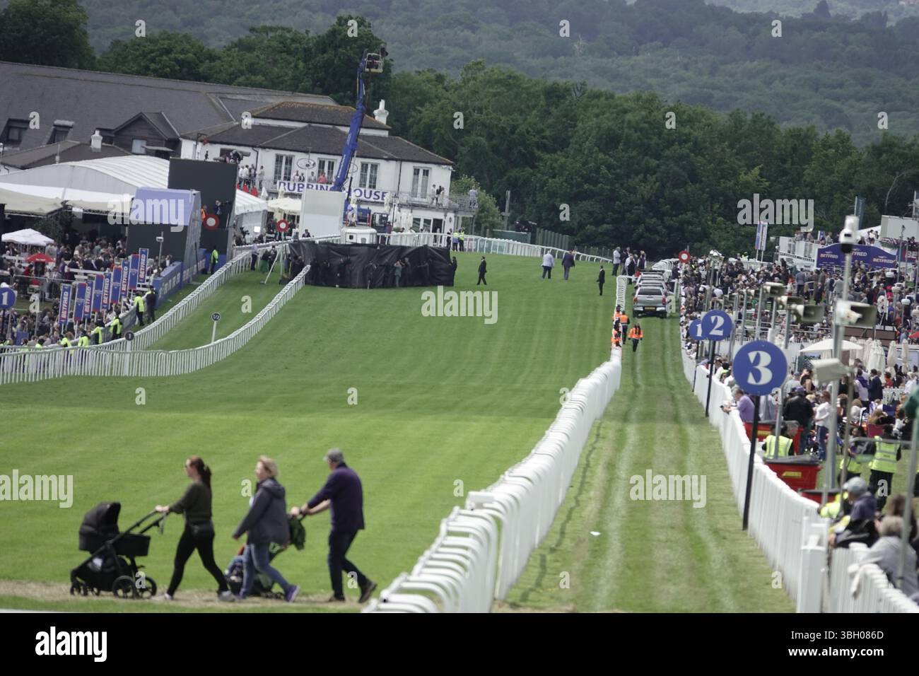 Epsom Downs Racecourse, Epsom, Surrey, Royaume-Uni. 6 juin 2025. NormanÕs Cay a malheureusement été blessé dans la deuxième course de la journée et les stewards ont rapidement entouré le cheval avec des planches sombres lors de Oaks (Ladies) Day au Betfred Derby Festival. Crédit : Motofoto/Alamy Live News Banque D'Images