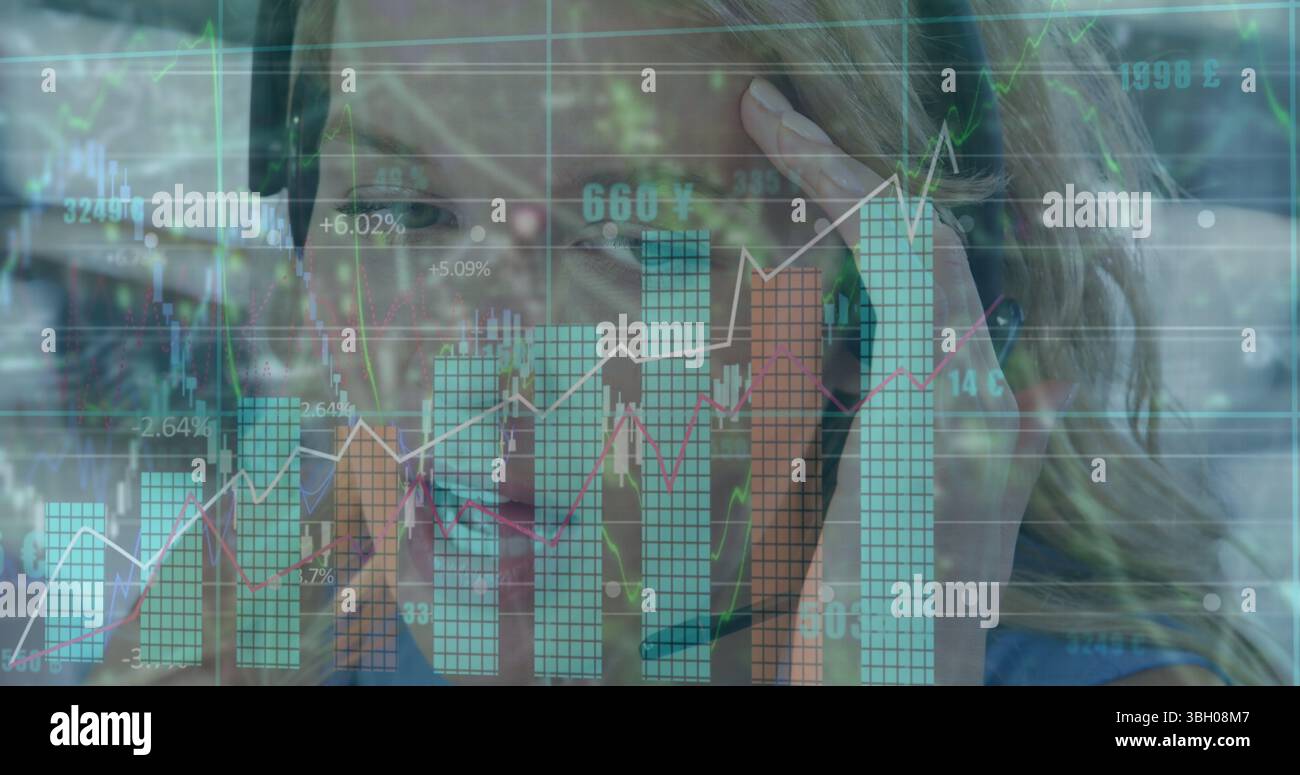 Image du traitement des données sur femme d'affaires caucasienne utilisant un casque téléphonique dans le bureau Banque D'Images