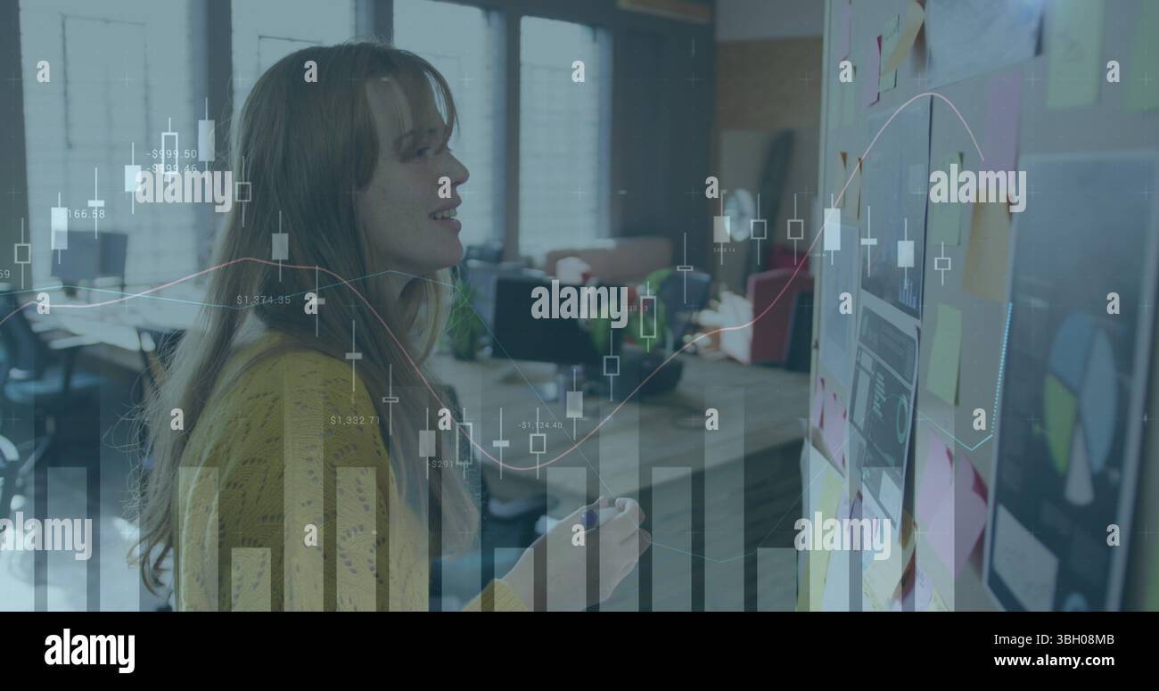 Image du traitement des données sur divers professionnels au bureau Banque D'Images