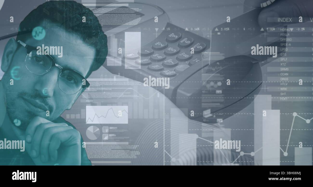 Image de traitement de données sur la calculatrice et l'homme caucasien Banque D'Images