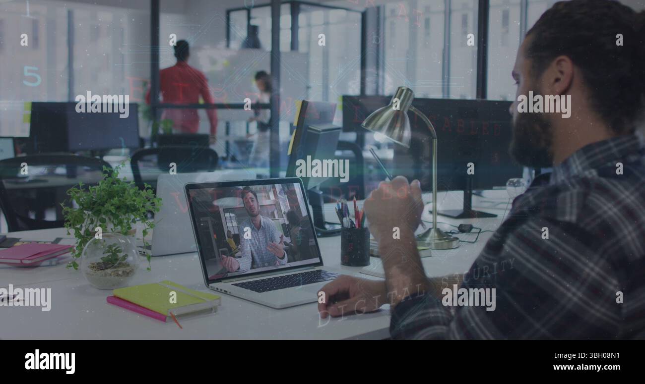 Image du traitement des données sur divers professionnels au bureau Banque D'Images