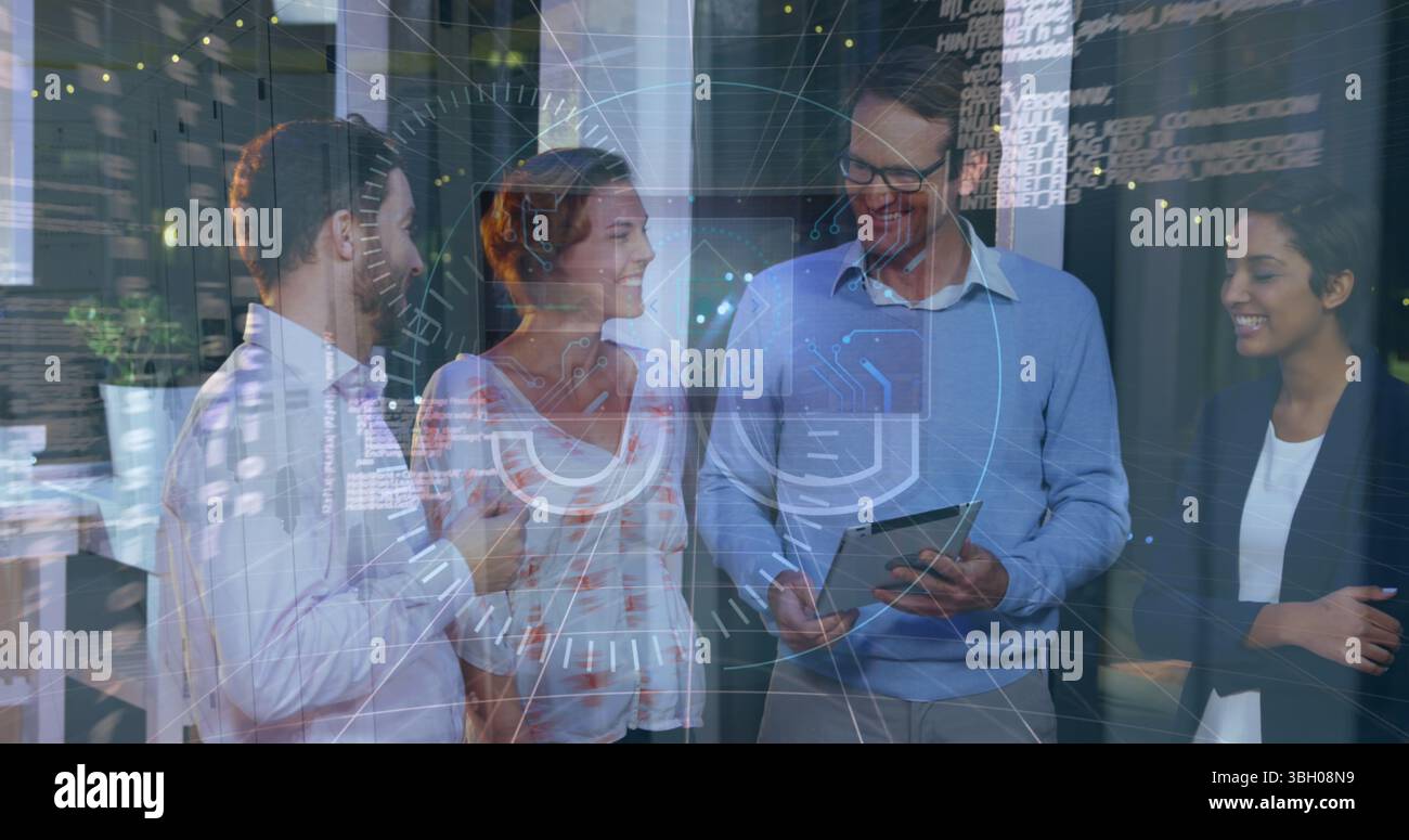 Image du traitement des données par divers professionnels parlant Banque D'Images