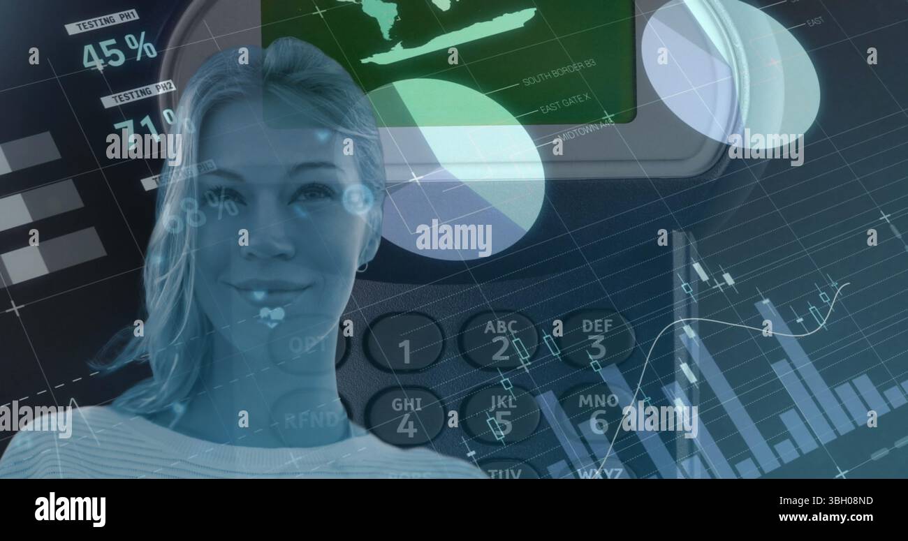 Image du traitement des données sur la calculatrice et la femme caucasienne Banque D'Images