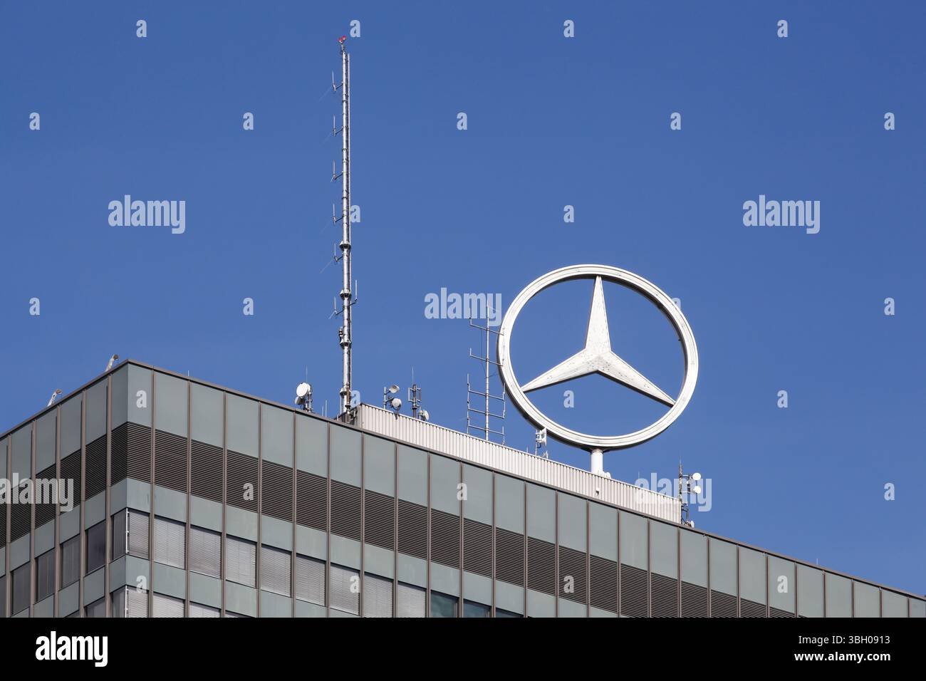 Mercedes-Benz est un constructeur automobile allemand, une division multinationale du constructeur allemand Daimler AG Banque D'Images