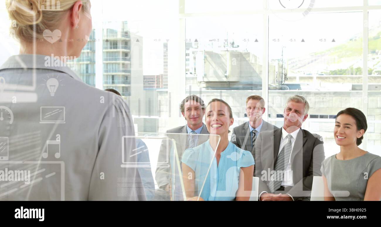 Image du traitement des données avec des icônes sur divers hommes d'affaires au bureau Banque D'Images