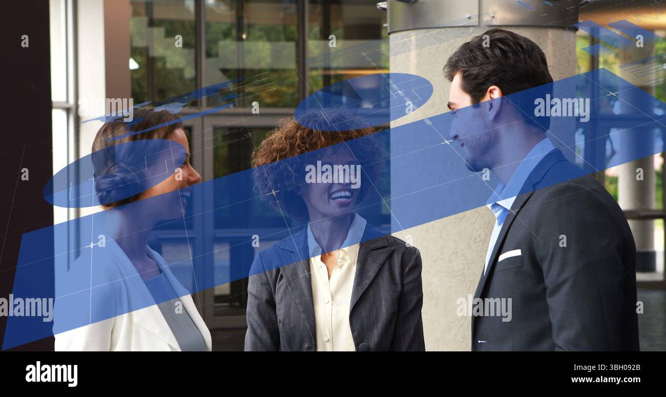 Image du traitement des données sur divers hommes d'affaires au bureau Banque D'Images