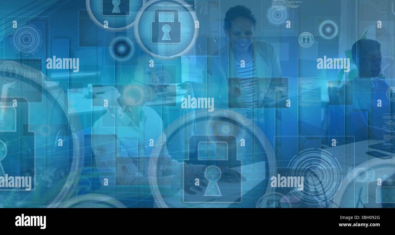 Image du traitement des données sur divers professionnels au bureau Banque D'Images