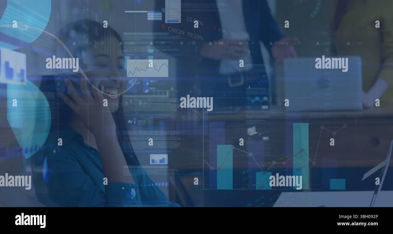 Image du traitement des données sur femme d'affaires parlant sur smartphone Banque D'Images