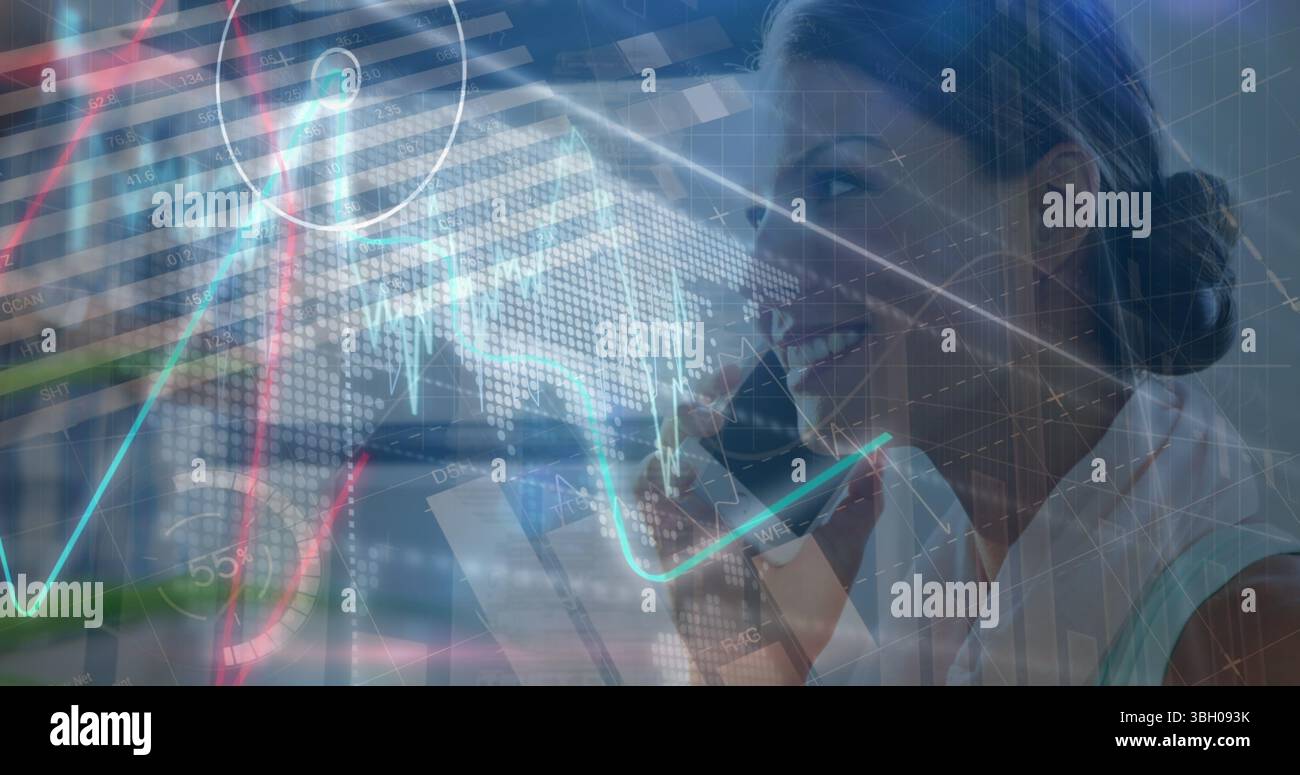 Image du traitement des données sur femme d'affaires caucasienne parlant sur smartphone Banque D'Images