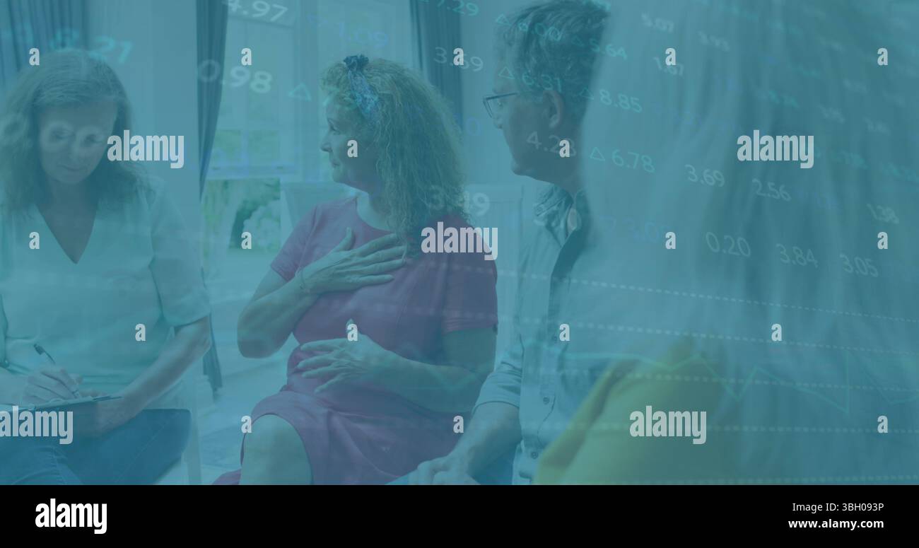 Image du traitement des données financières sur diverses personnes lors d'une réunion Banque D'Images