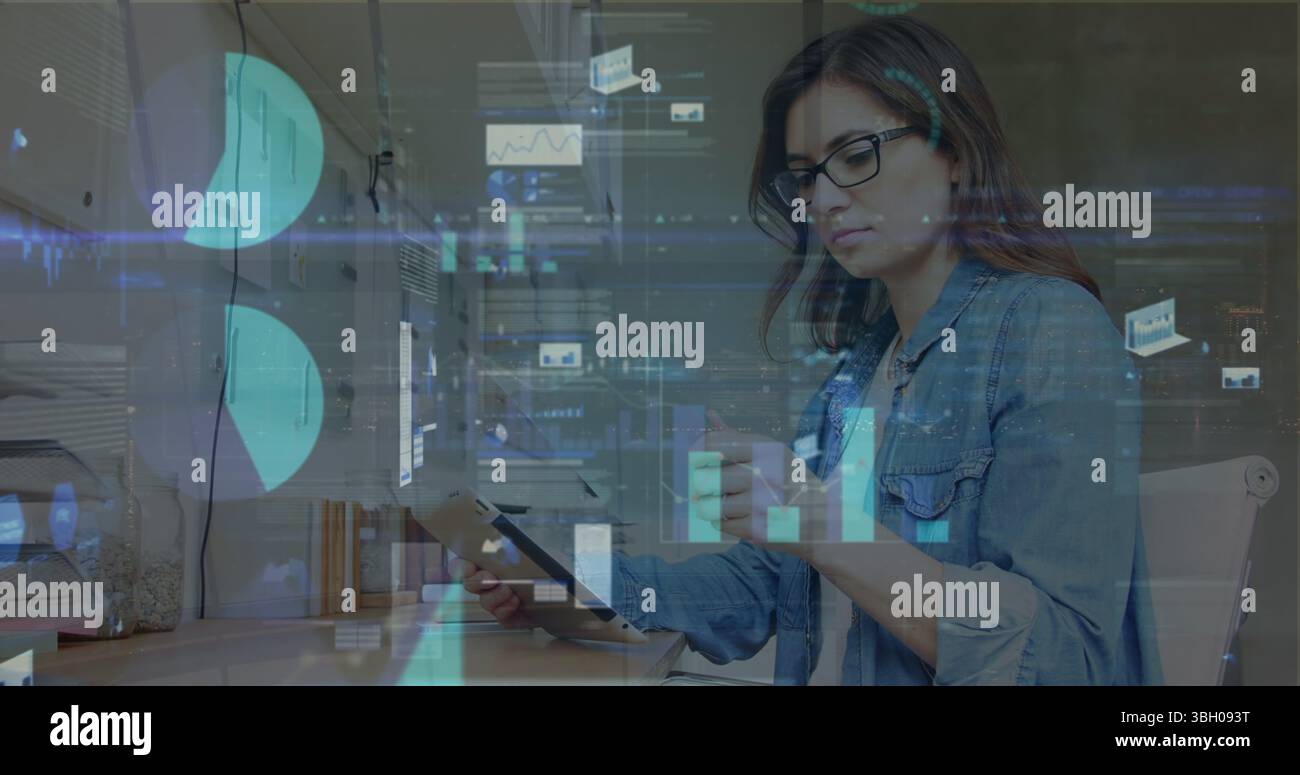 Image du traitement des données sur femme d'affaires caucasienne utilisant la tablette Banque D'Images