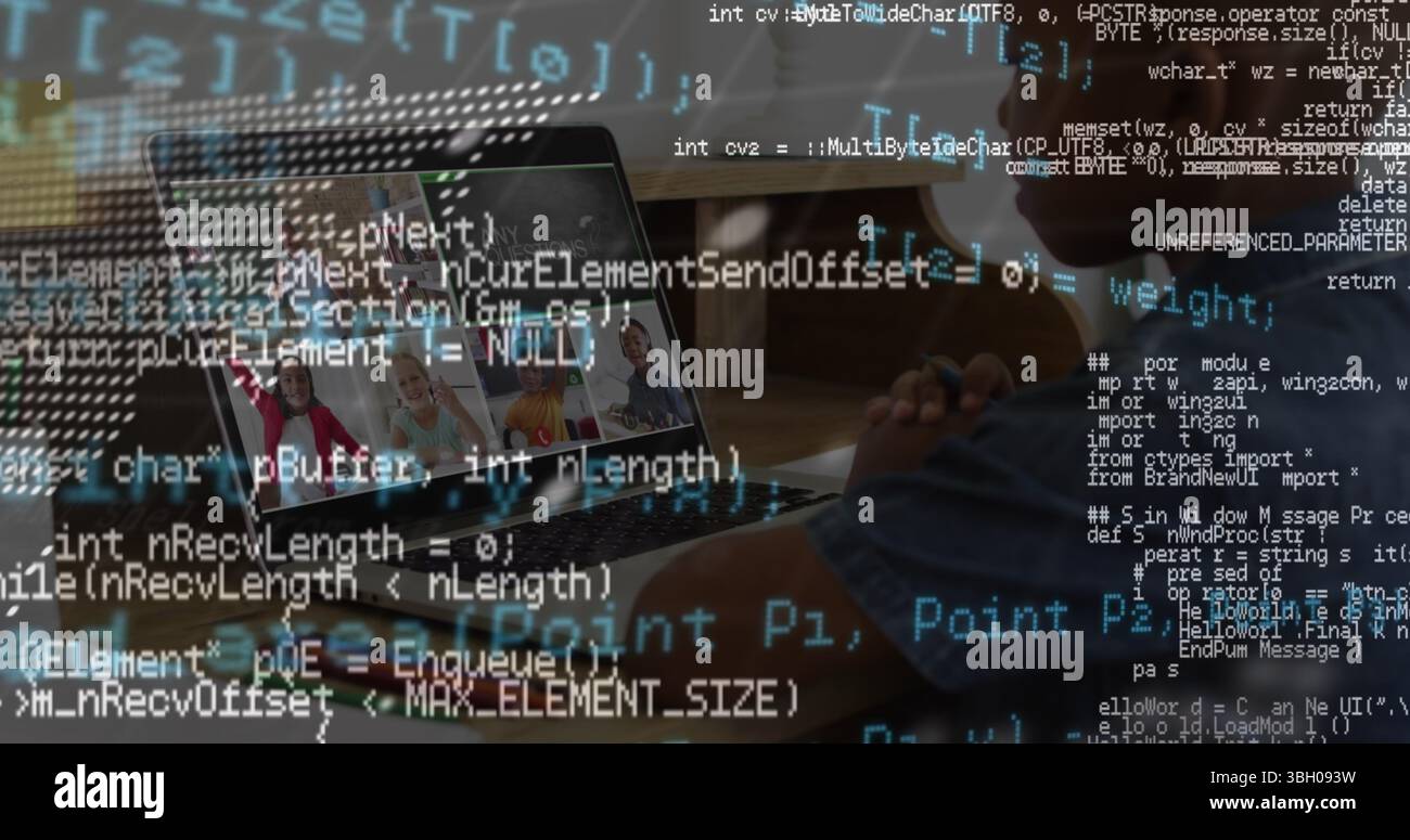 Enseignant homme portant casque guidant la session de codage dans le bureau à domicile avec ordinateur portable portable, espace de copie Banque D'Images