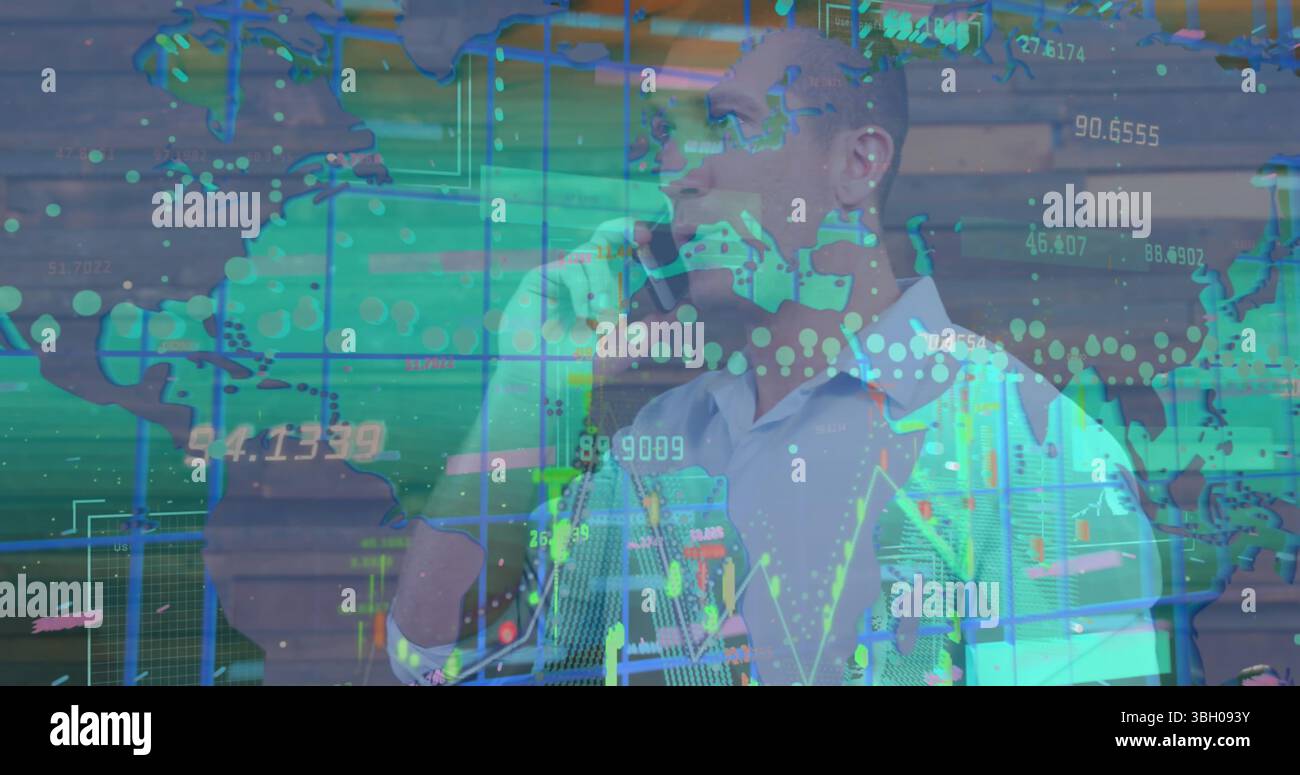 Image du traitement des données sur l'homme d'affaires caucasien parlant sur smartphone Banque D'Images