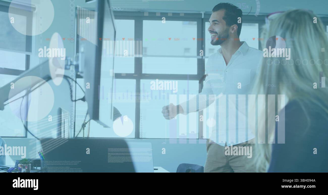 Image du traitement des données financières sur les gens d'affaires marchant au bureau Banque D'Images