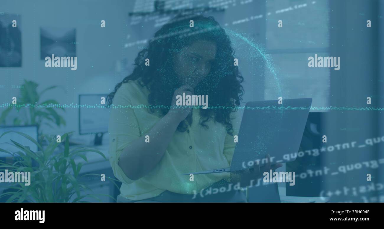 Image de graphiques financiers, globe et données sur la femme à l'aide d'un ordinateur portable au bureau Banque D'Images