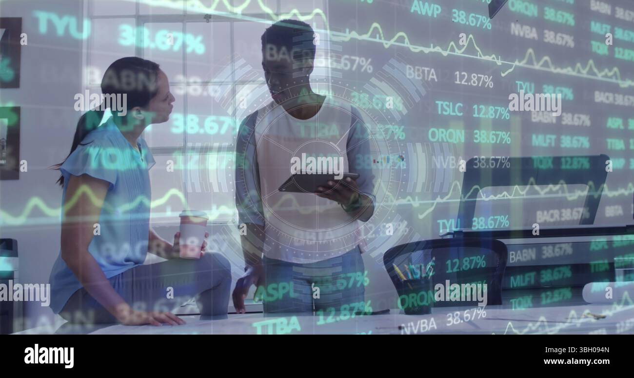 Image du traitement des données sur divers professionnels au bureau Banque D'Images