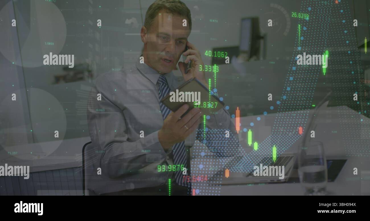 Image du traitement des données sur l'homme d'affaires caucasien utilisant la tablette et parler sur smartphone Banque D'Images