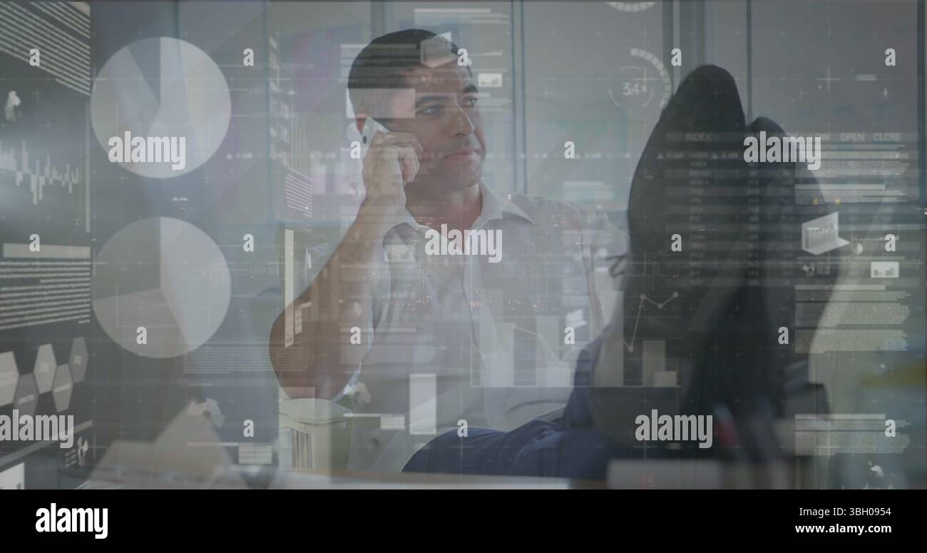 Image du traitement des données financières sur homme d'affaires au bureau Banque D'Images