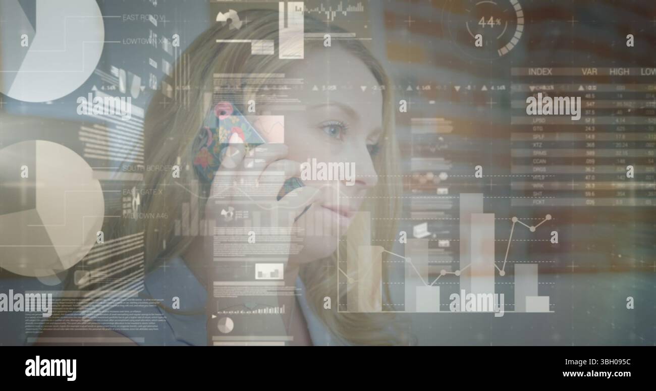 Image du traitement des données sur femme d'affaires caucasienne parlant sur smartphone Banque D'Images