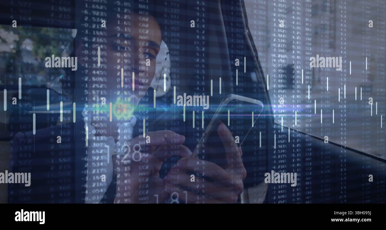 Image du traitement des données sur femme d'affaires caucasienne à l'aide d'un smartphone Banque D'Images