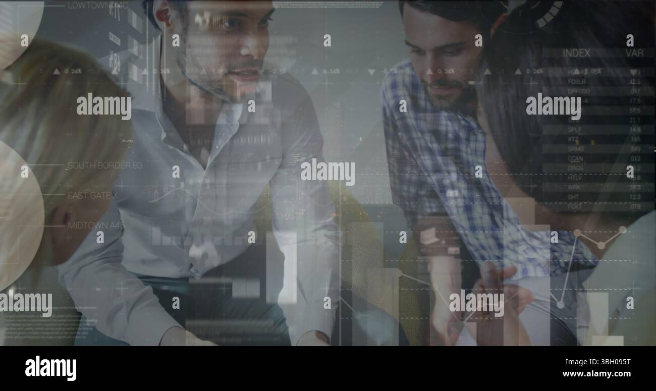 Image du traitement des données financières par divers groupes de professionnels Banque D'Images