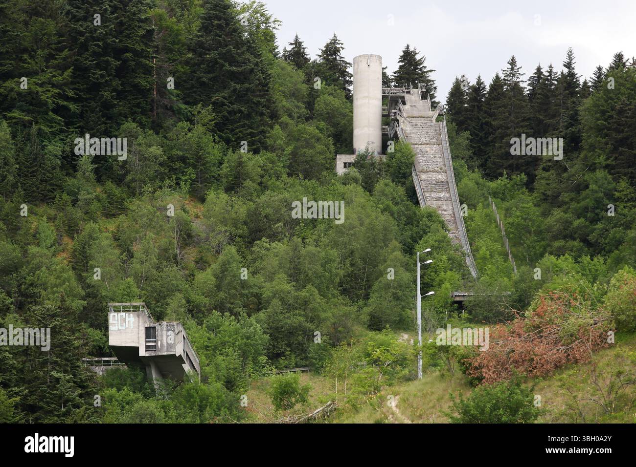 Site olympique d'hiver abandonné sur la grande colline de saut à ski à Saint-Nizier du Moucherotte, France Banque D'Images