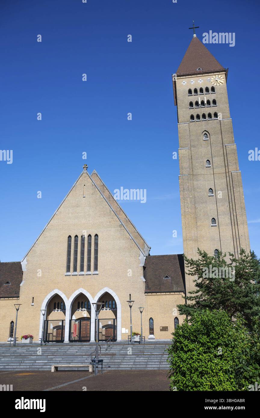 L'église Saint-Martin sur la place Schepen Noel Bijnens, Genk, Limbourg, Belgique, 12 août, 2024, Europe Banque D'Images