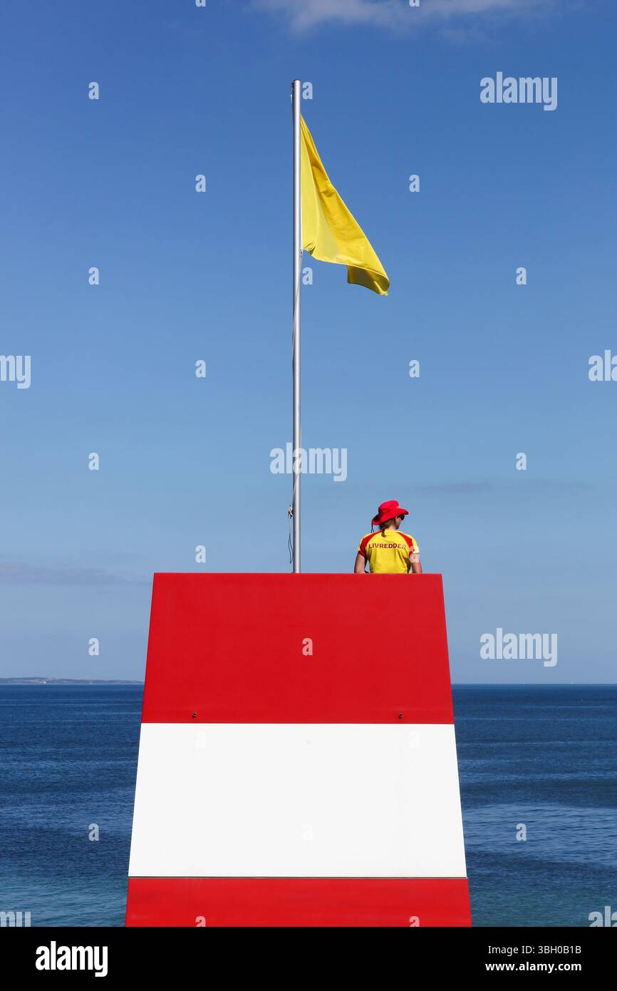 Sauveteur sur la plage de Moesgaard au Danemark Banque D'Images