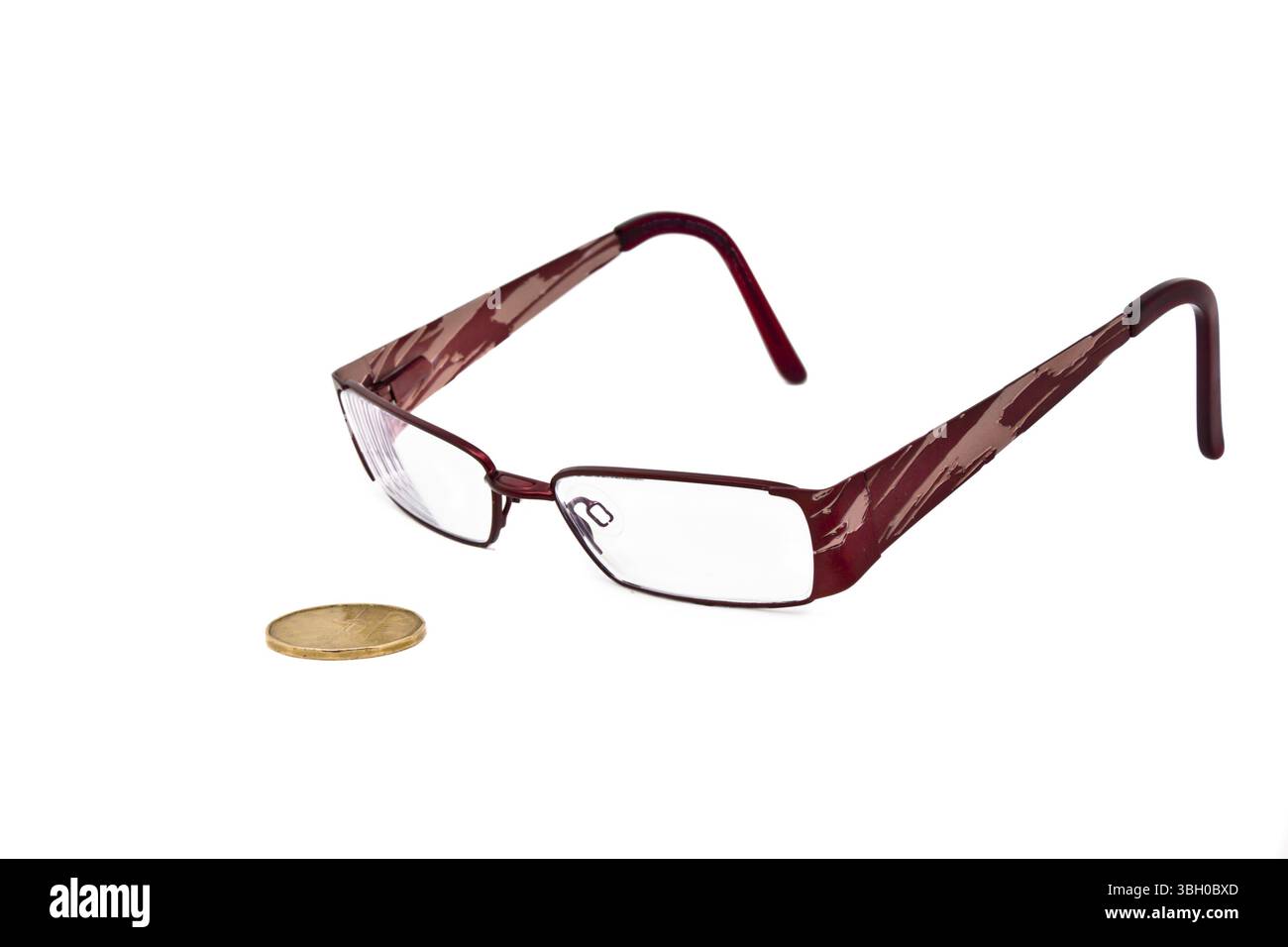 Une paire de lunettes gardant un œil sur un billet en dollars canadiens Banque D'Images