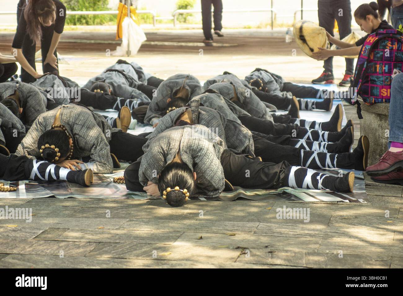Taiwan-18.03.2018:la préparation à une compétition de danse. Les filles s'étirent Banque D'Images