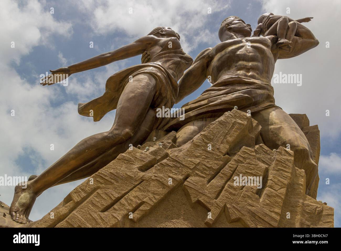 Monument de la Renaissance africaine, une statue en bronze de 49 mètres de haut représentant un homme, une femme et un enfant, à Dakar, Sénégal, Dakar, Sénégal, Afrique Banque D'Images