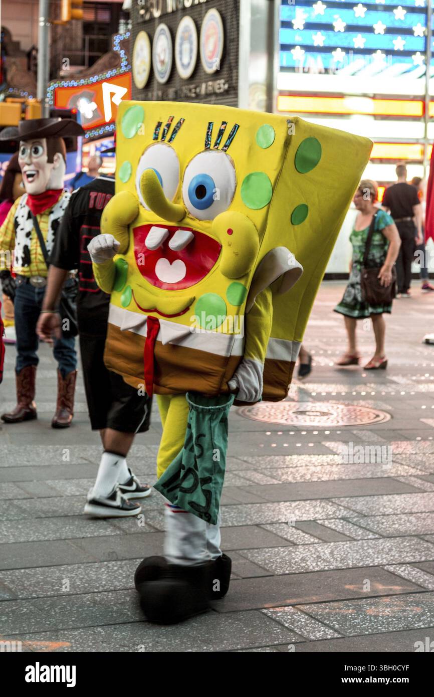 New York â€“ sept. 2014 : des super-héros costumés et des personnages pour enfants posent pour des photos avec des touristes sur la 42e rue, Times Square le 7 septembre 2014 Banque D'Images