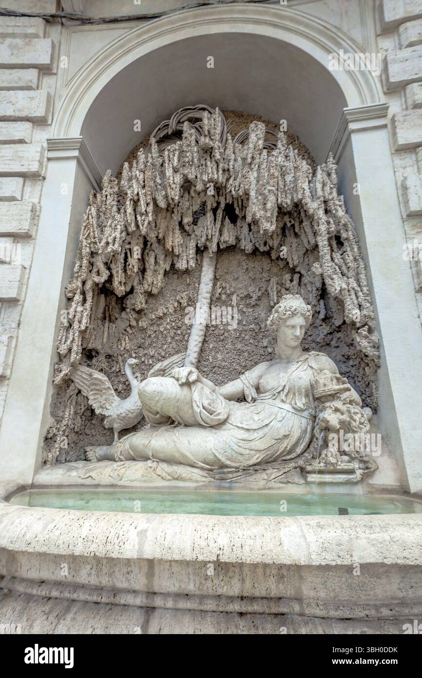 Fontaine Renaissance statue représentant Junon déesse du mariage, grossesse et accouchement, protecteur de l'État, symbole de la fidélité à Rome, Italie. Banque D'Images