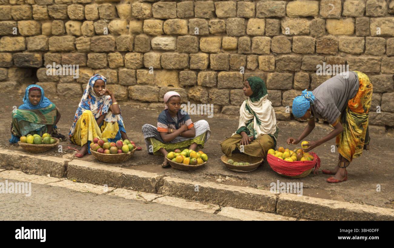 HARAR, ETHIOPIE - 26 JUILLET 2014 - résidents locaux de Jugol, la ville fortifiée fortifiée fortifiée historique de Harar, qui a été inscrite au patrimoine mondial Banque D'Images