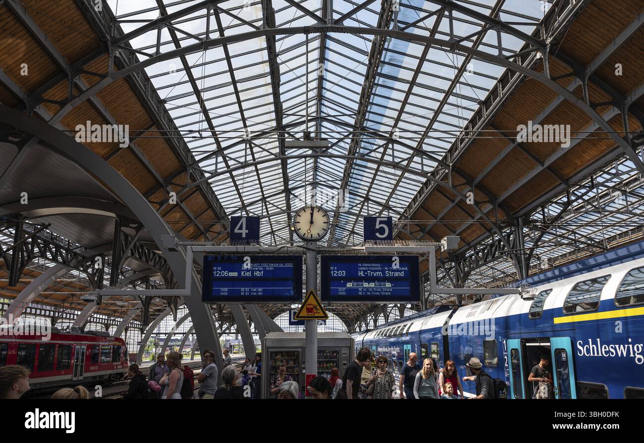 Luebeck, Allemagne, 20 juillet 2024 - aménagement intérieur du hall et du toit de la gare principale, Europe Banque D'Images