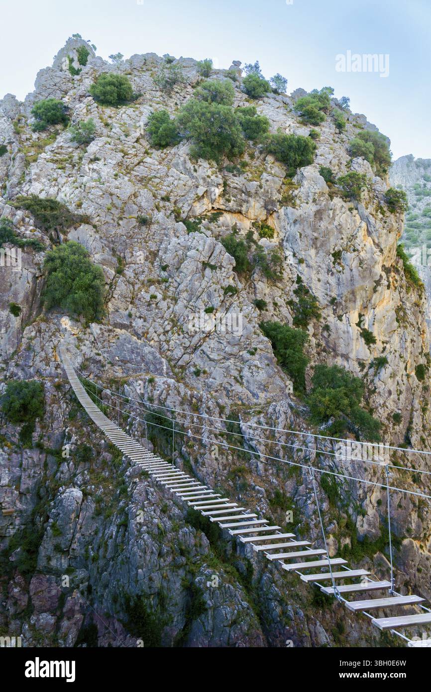Montejaque, Malaga, Espagne des planches de bois et des câbles en acier forment un pont suspendu précaire, offrant des vues à couper le souffle Banque D'Images