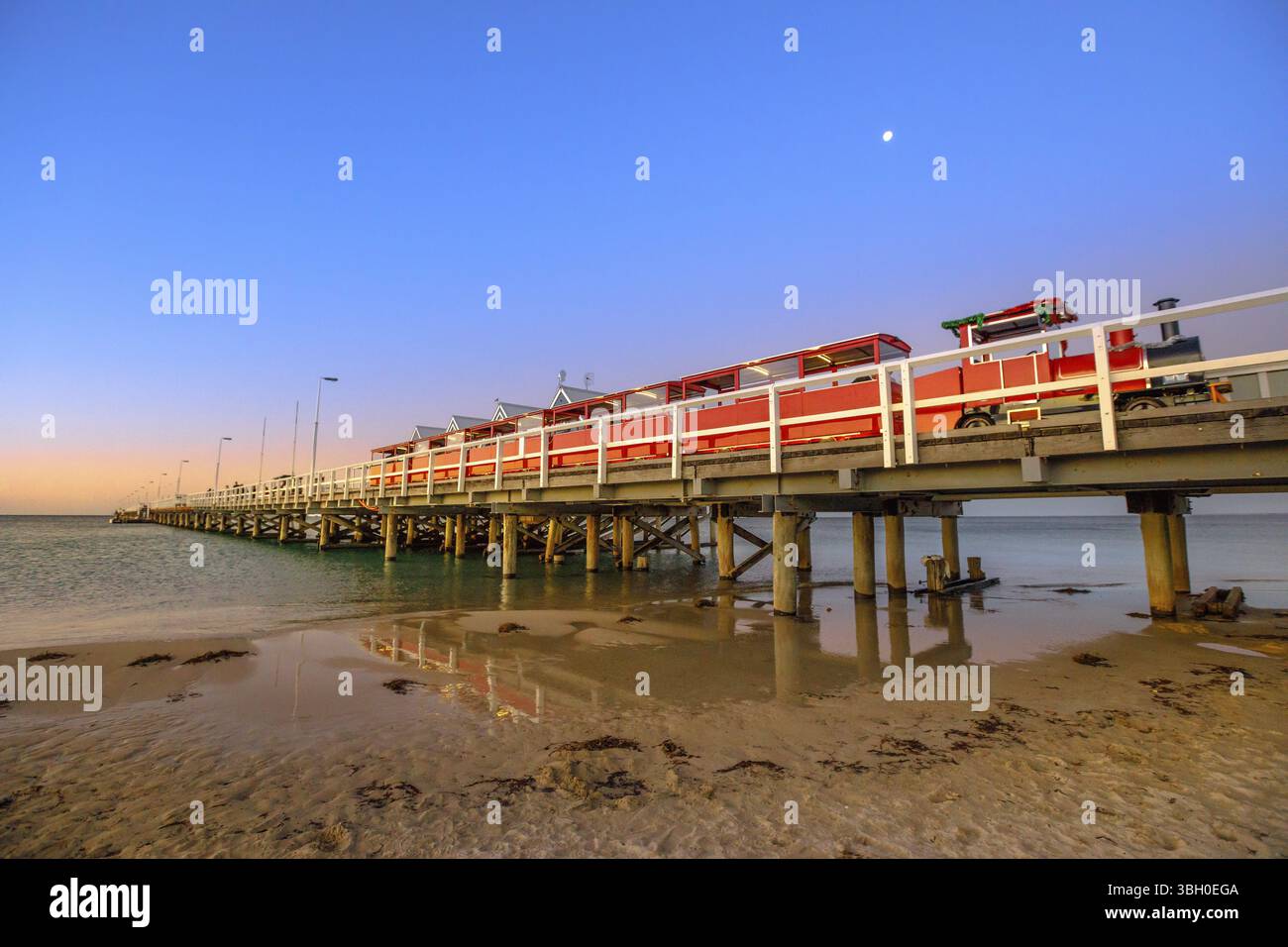 Paysage pittoresque du train de Busselton sur la jetée de Busselton à Busselton Beach, Australie occidentale, reflété dans la mer. Busselton Jetty est le plus long woo Banque D'Images