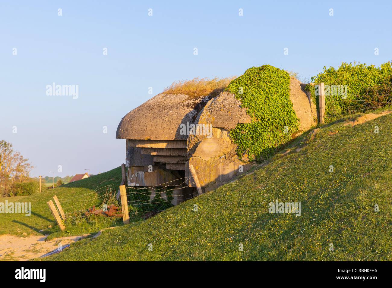 Une casemate à la batterie de longues-sur-mer au coucher du soleil, une partie des fortifications côtières du mur de l'Atlantique en Allemagne à longues-sur-mer (Calvados), France Banque D'Images