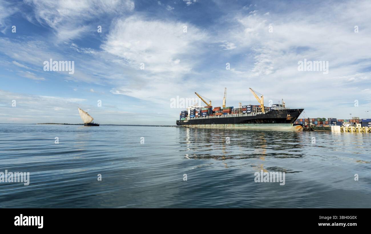 Un grand navire a ancré près des côtes de Zanzibar, Tanzanie, Afrique Banque D'Images