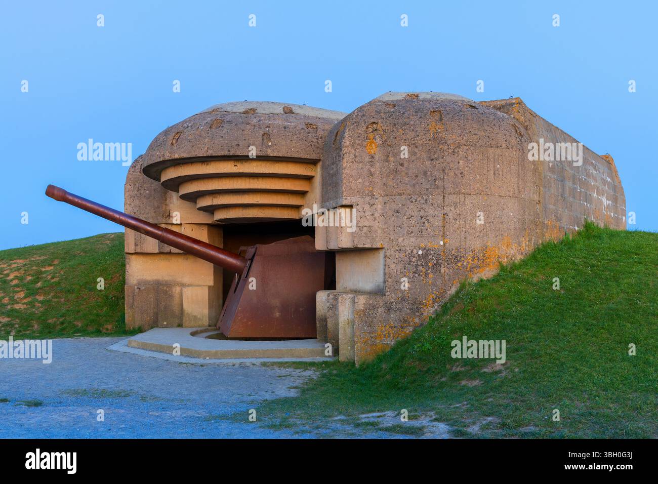 Un canon côtier de la batterie de longues-sur-mer au crépuscule, faisant partie des fortifications côtières allemandes du mur de l'Atlantique à longues-sur-mer (Calvados), France Banque D'Images