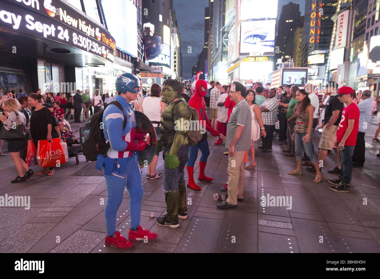 New York â€“ sept. 2014 : des super-héros costumés et des personnages pour enfants posent pour des photos avec des touristes sur la 42e rue, Times Square le 7 septembre 2014 Banque D'Images