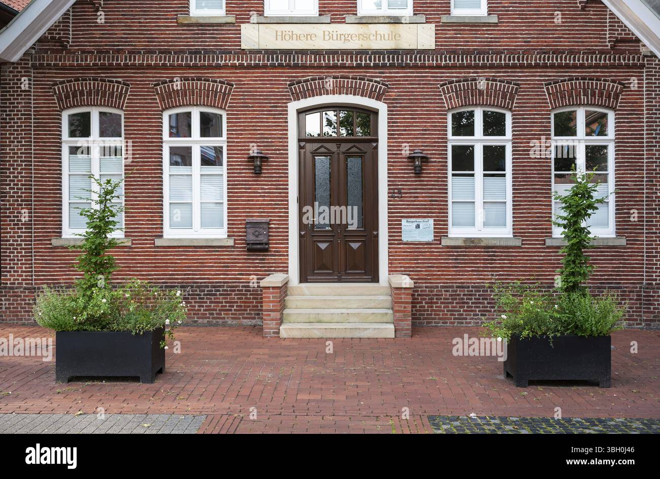 Loeningen, basse-Saxe, Allemagne, 14 juillet 2024 - façade traditionnelle en brique d'une école locale, Europe Banque D'Images