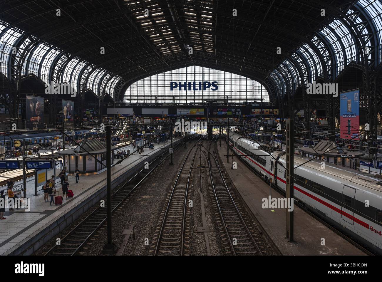 Hambourg, Allemagne, 20 juillet 2024 - vue à angle élevé sur la voie ferrée et la plate-forme de la gare principale, Europe Banque D'Images