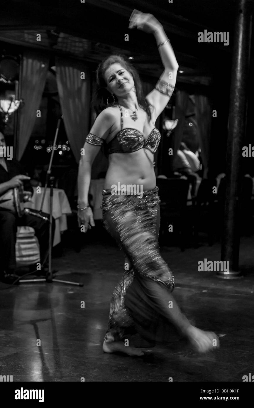 Une femme interprète la danse traditionnelle égyptienne du ventre lors d'un dîner-croisière et d'un spectacle live sur le Nil le 14 octobre 2014 au Caire, en Égypte Banque D'Images