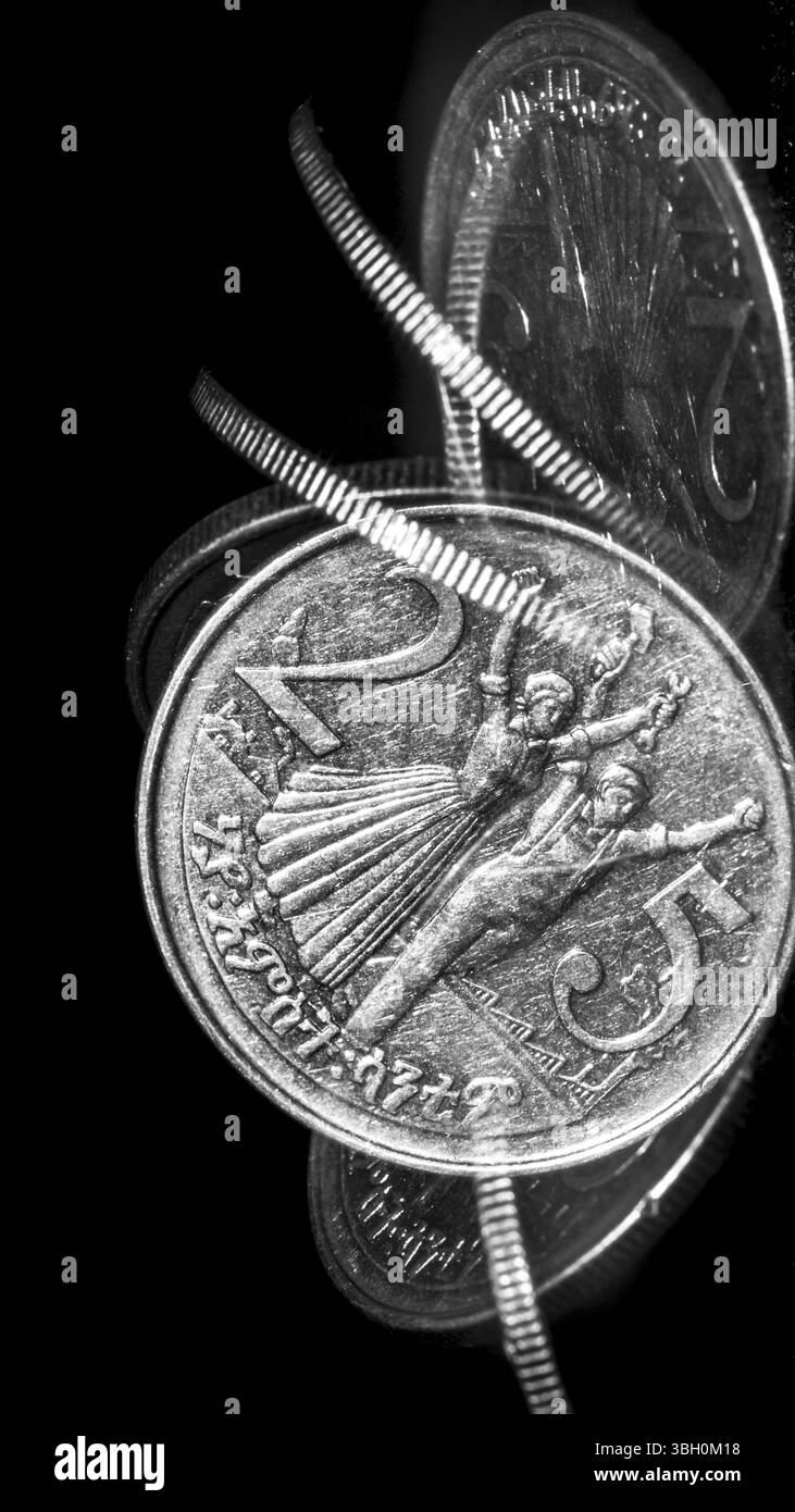 Effet stroboscopique flash créé à l'aide de la motion capture d'une pièce qu'il tourne Banque D'Images