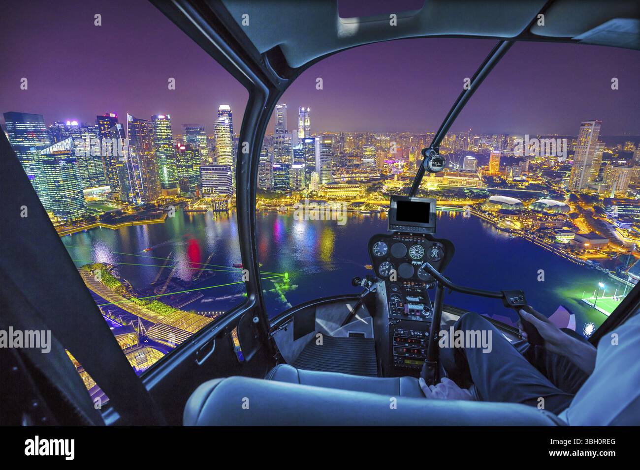 Vol panoramique en hélicoptère au-dessus des gratte-ciel de Singapour à l'aube. Scène aérienne urbaine nocturne. Intérieur du cockpit avec gratte-ciel du quartier financier la nuit sur S. Banque D'Images