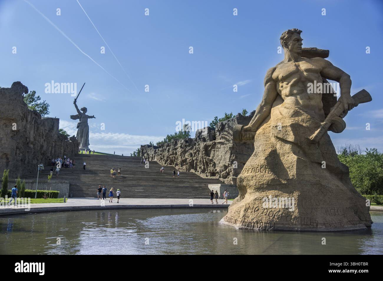 Volgograd/Russia-18.06.2016:la statue de la mère-Patrie appelle Mamaïev Kurgan et statue du soldat avec arme à feu Banque D'Images Volgograd/Russia-18.06.2016:la statue de la mère-Patrie appelle Mamaïev Kurgan et statue du soldat avec arme à feu Banque D'Images